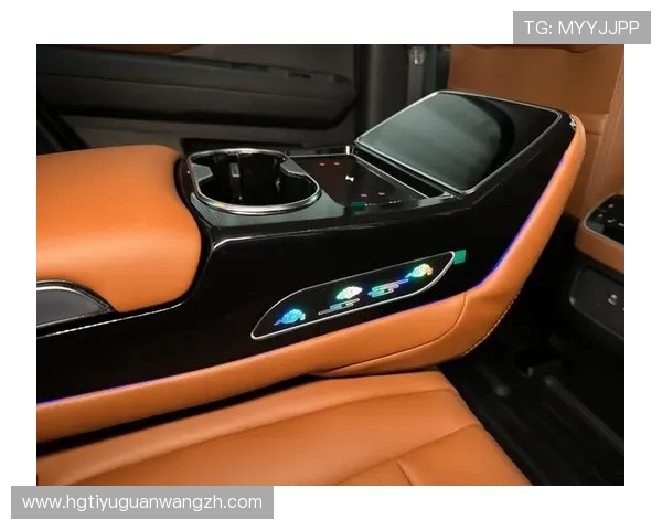 皇冠轿车内饰豪华典雅,细节之处彰显极致奢华体验